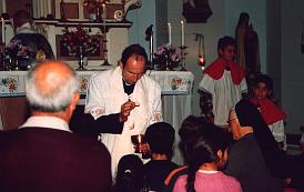 Padre Alex half Pater Anton Terzi an vielen Sonn- und Feiertagen bei der Austeilung der Heiligen Kommunion.