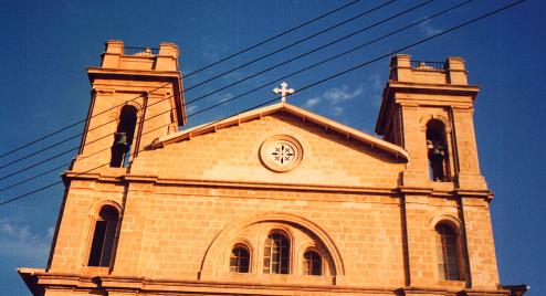 Die prachtvolle katholische Kirche St. Georg in Kormakitis, gut besucht jeden Sonntag von vielen Maroniten der ganzen Insel.
